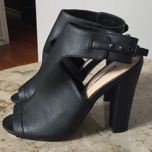 BOSTON PROPER BLACK BACK OUT HIGH HEELS - Picture 3 of 8